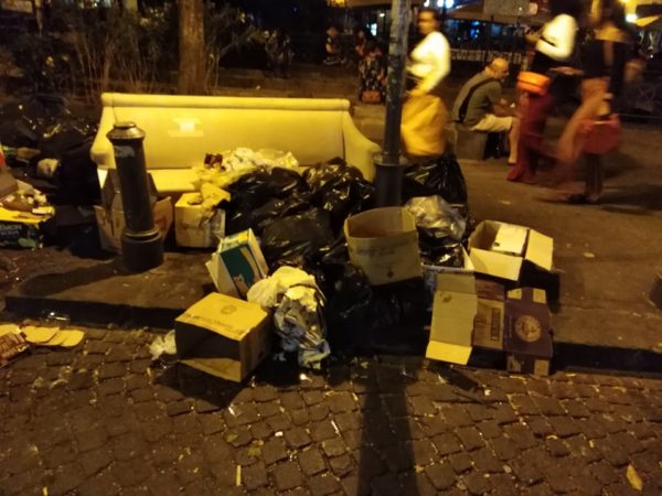 piazza bellini spazzatura 2