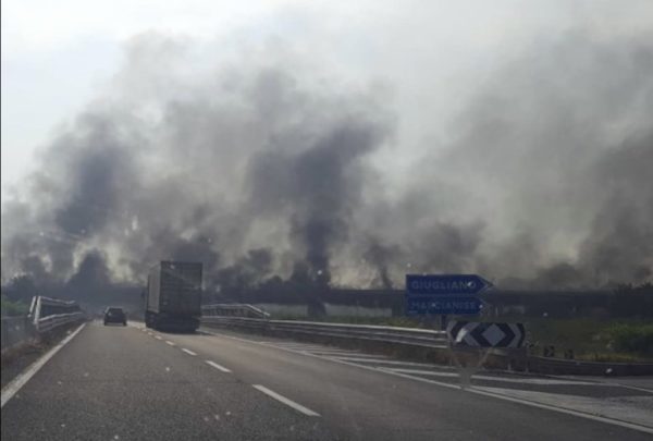 Asse mediano spazzatura incendiata