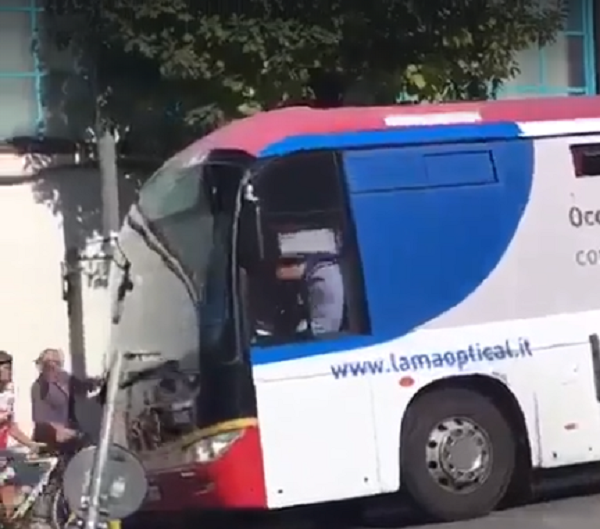 picchiato in autobus