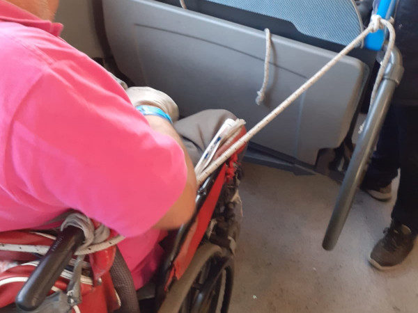 disabile legato autobus