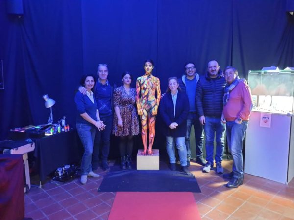 Veronica Bottigliero, la sua modello-cammeo umano e una serie di incisori presenti alla serata arte a palazzo
