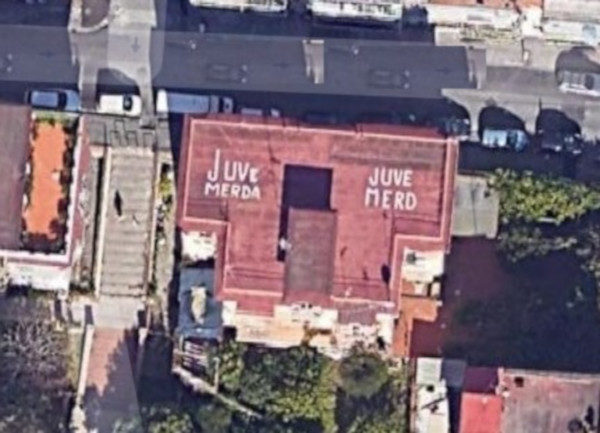 juve merda tetto palazzo napoli bagnoli