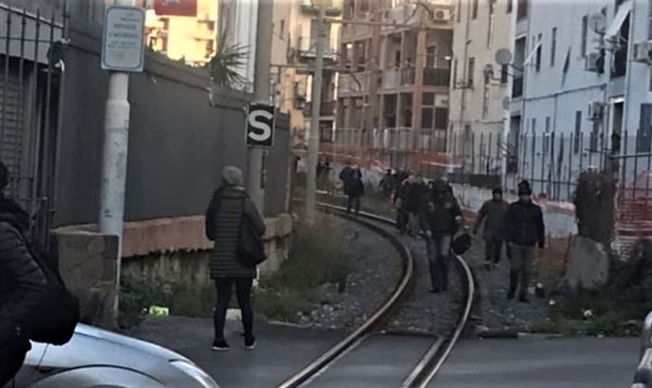 pendolari a piedi sui binari