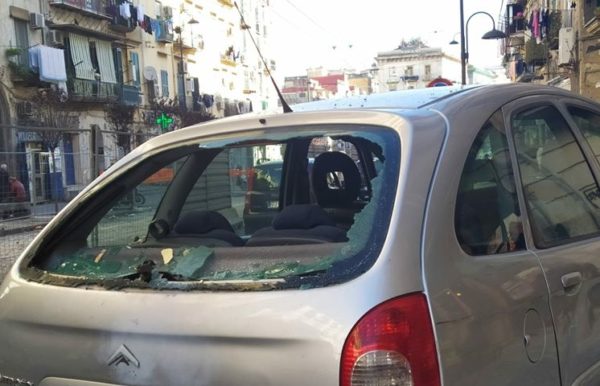 petardo contro auto in corsa