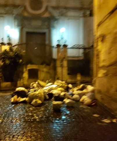 quartieri spagnoli spazzatura 2