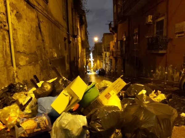 Quartieri Spagnoli spazzatura