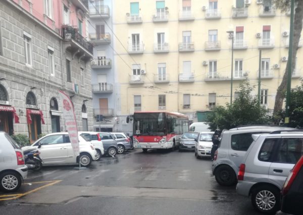 bus intrappolato auto sosta selvaggia