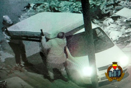 Napoli, sversano rifiuti speciali di notte: scoperti grazie alle telecamere spia