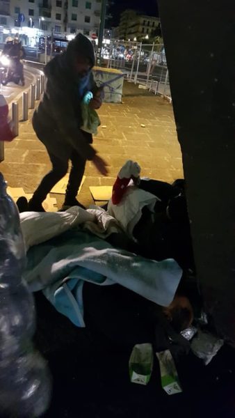 napoli befana senzatetto