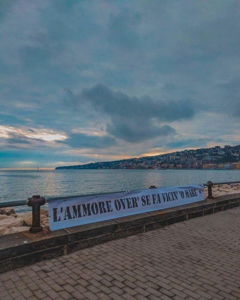 L'ammore over' se fa vicin' ô mare