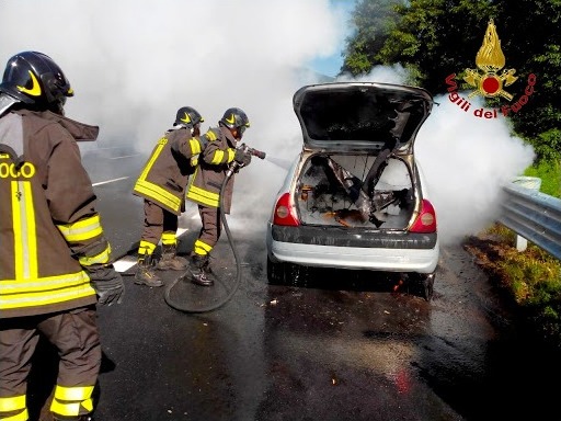 auto incendio fiamme