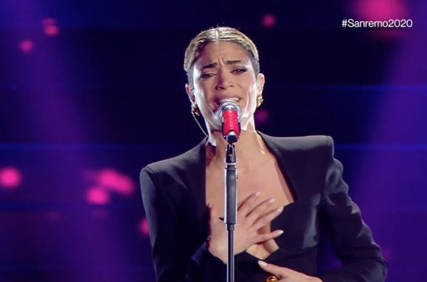 Elodie: "Ho pianto quando è morto Pino Daniele. Vorrei cantare in napoletano"