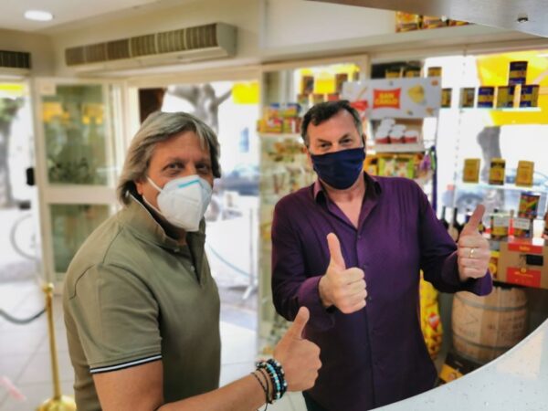 Caserta, pagano 2 caffè e lasciano 100 euro: "Il resto datelo ai dipendenti"