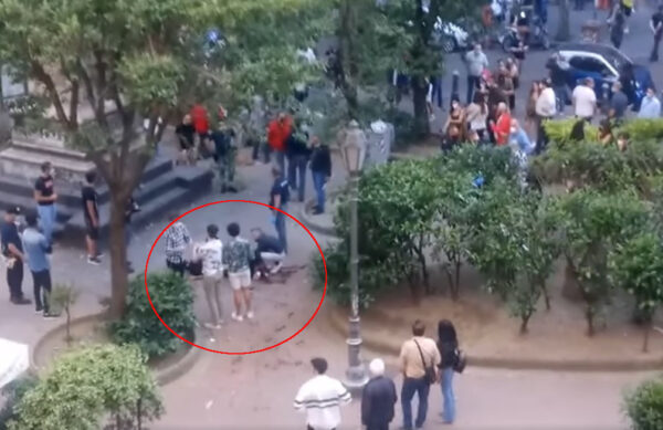 piazza bellini accoltellato