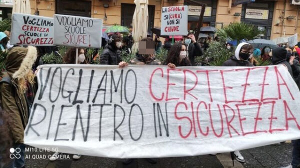 Studenti protestano a Palazzo Santa Lucia: a scuola senza sicurezza