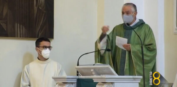 messa interrotta da uno spot