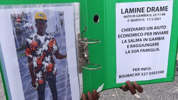 Giovane Migrante giallo