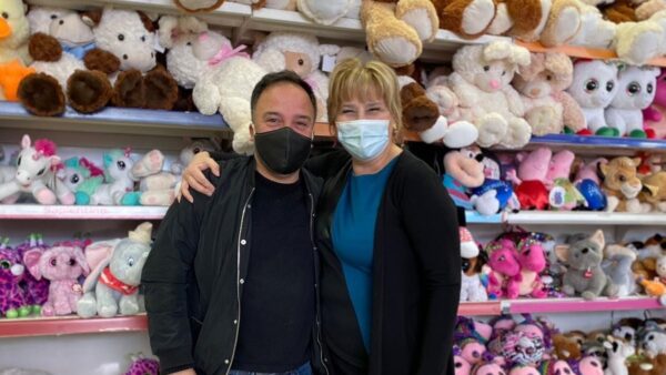 Giocattoli ai bambini