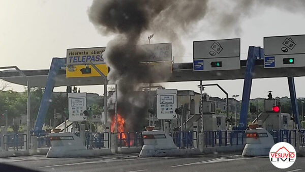 auto fiamme casello torre del greco