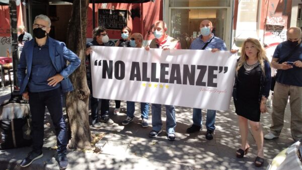 Conte con Manfredi, a Napoli il M5S si spacca: "C'è stato il de profundis"