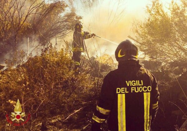 Calabria devastata dagli incendi, ancora un morto: trovato un corpo carbonizzato