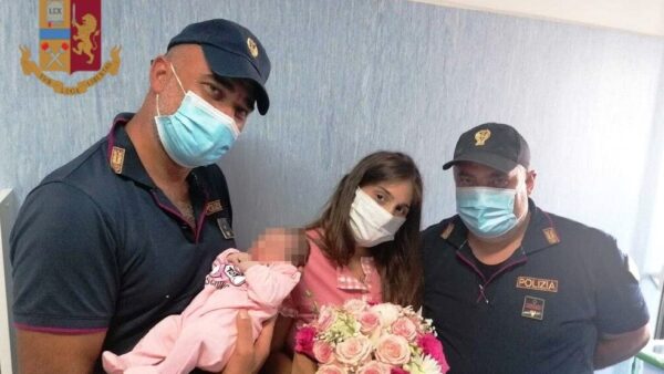 poliziotti soccorrono donna incita fanno nascere bimba (1)