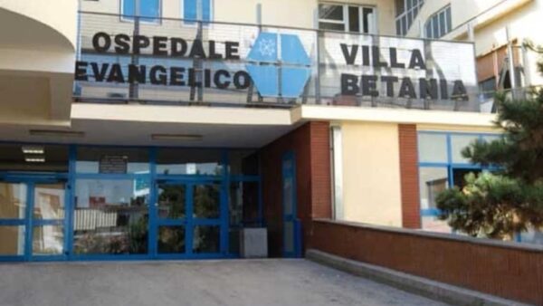 Napoli, parenti di uomo morto in una sparatoria sfasciano ospedale