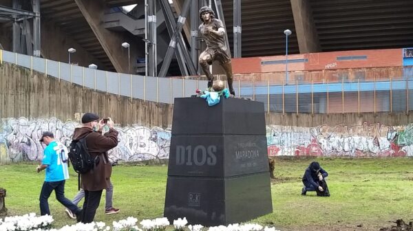 La statua di Maradona all'esterno dell'ex Stadio San Paolo