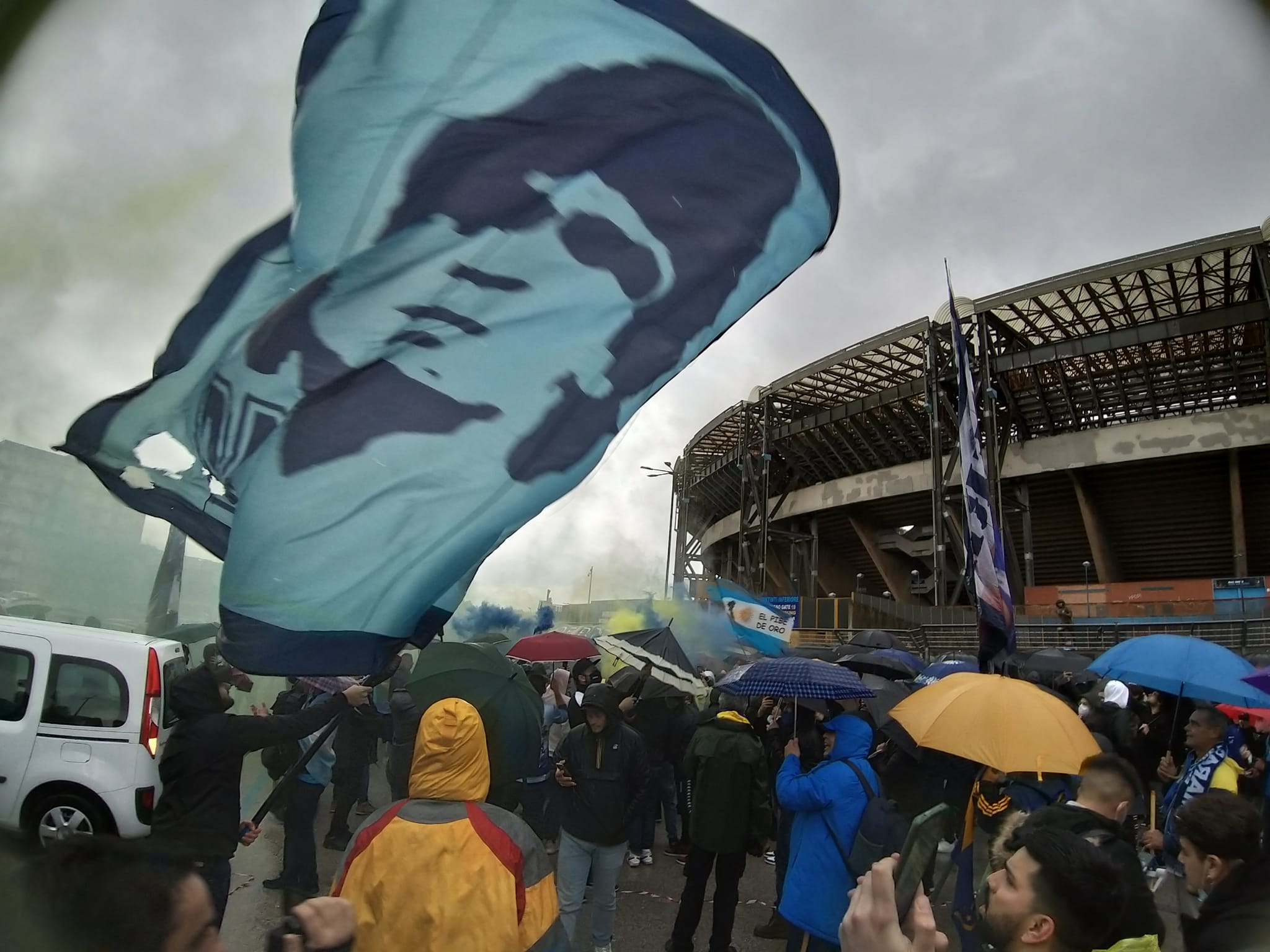 Gli Ultras ricordano Diego: "Puortete 'na torcia p'ammore 'e Maradona. Il 10 è del popolo!"