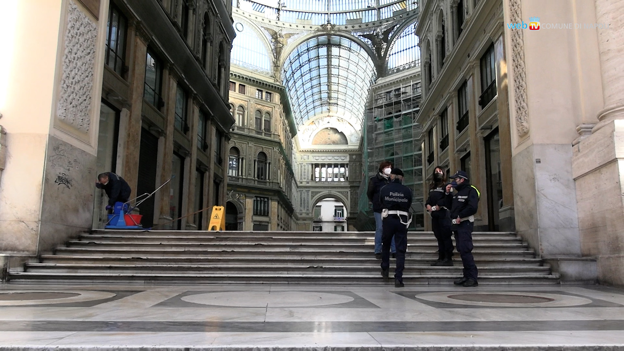 Galleria Umberto, in fin di vita per aver parlato con una ragazza: arrestato minorenne