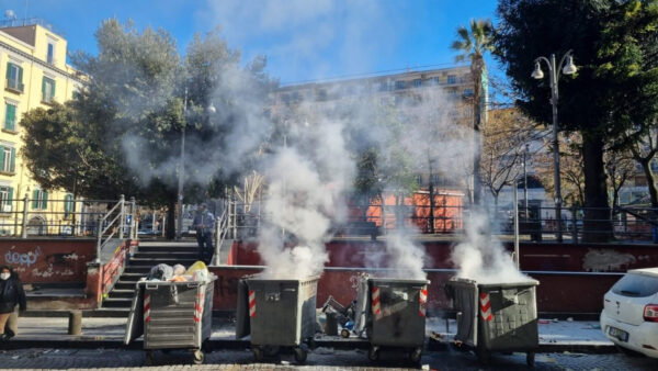 Piazza Cavour cassonetti in fiamme