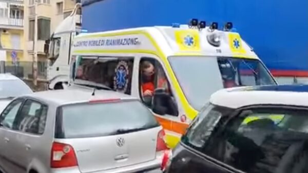 ambulanza bloccata tir auto sosta