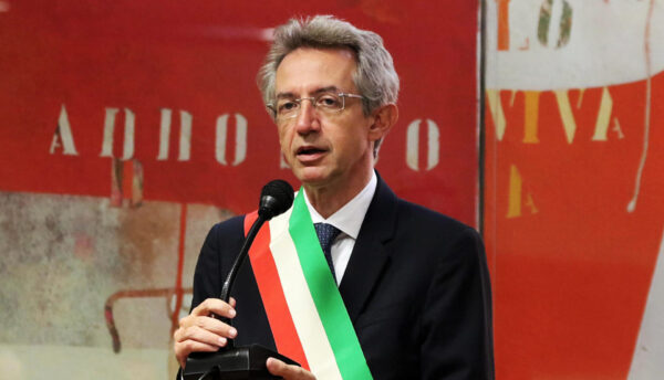 Manfredi firma la "Delibera dignità": 500mila euro per le persone in grave difficoltà
