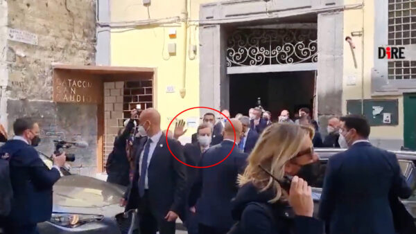 mario draghi contestato napoli