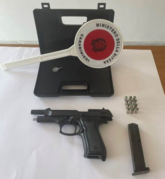falso carabiniere pistola