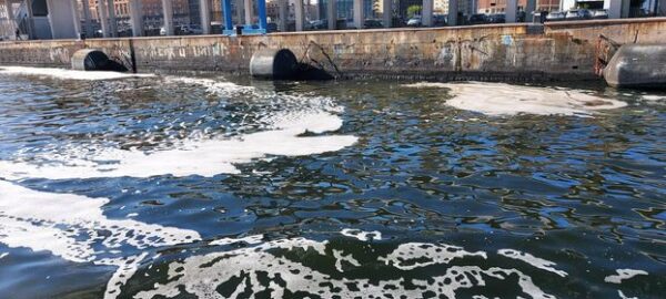 mare sporco porto di napoli
