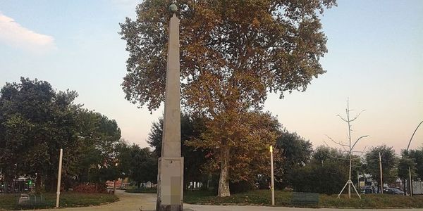 Obelisco Meridiana Villa Comunale