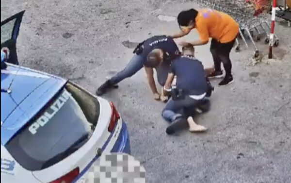 cittadino cinese caricato auto polizia