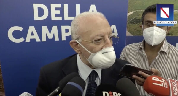 Migranti positivi al Covid a Salerno, l'ira di De Luca: "Inaccettabile"