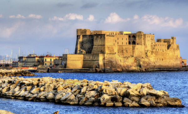 Castel dell'Ovo riaperto ma i crolli sono troppi: bisogna salvare il simbolo di Napoli