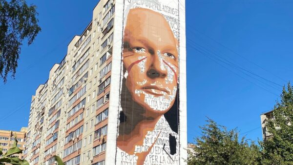 jorit russia murale assange
