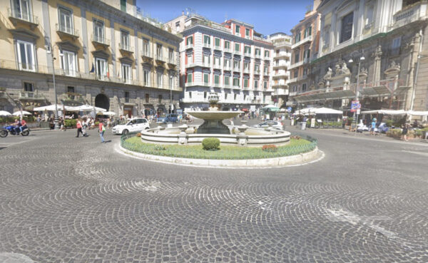 Napoli, pistola in faccia per rubare il Rolex a un turista: il rapinatore ha 17 anni
