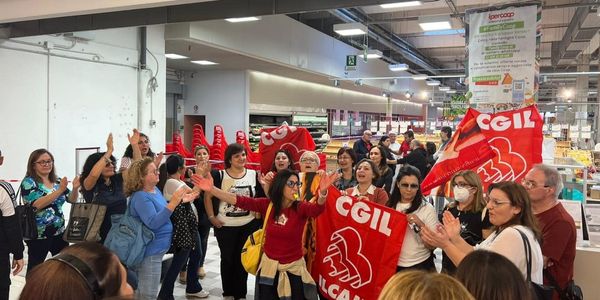 Chiude Ipercoop. Proteste