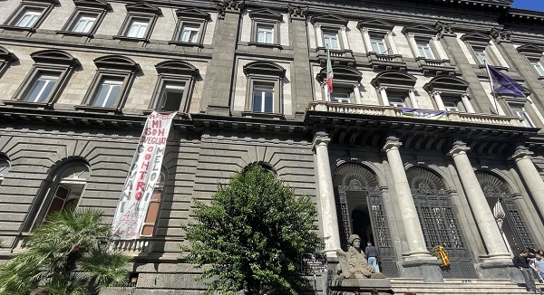 Striscioni Meloni università
