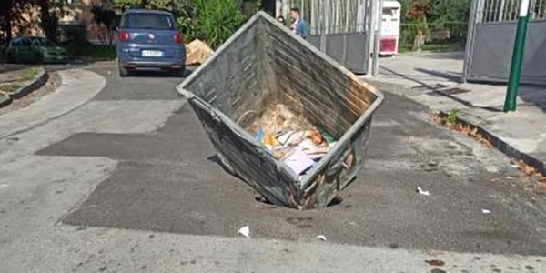 A Napoli un bidone della spazzatura per segnalare una buca