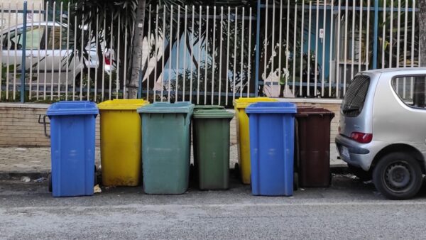 cassonetti sulle strisce bianche