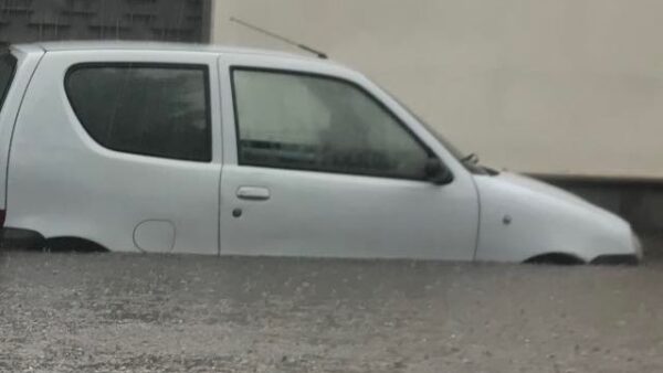 portici donna auto pioggia (1)