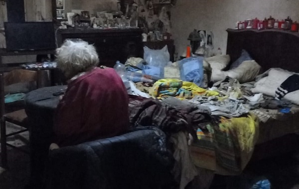 Anziana vive nei rifiuti