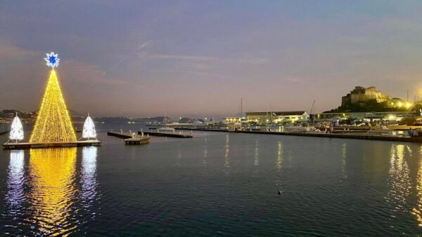 L'Albero di Natale galleggiante nel porto di Baia a Bacoli