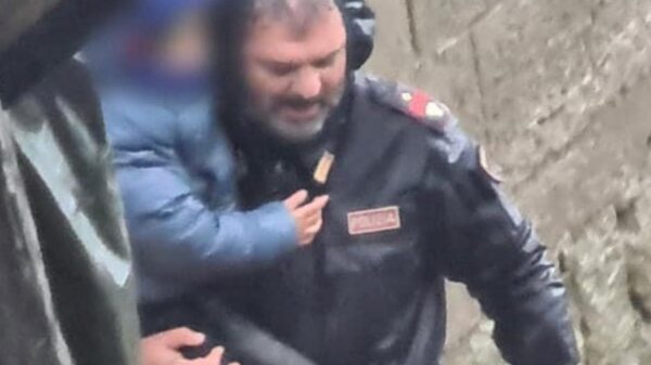 poliziotto ischia bambina